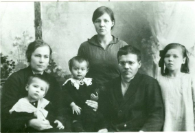 Дмитрий Батиев со своей семьей. Фотография середины 1920-х годов